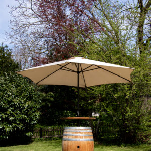 Weinfass Stehtisch mit Sonnenschirm