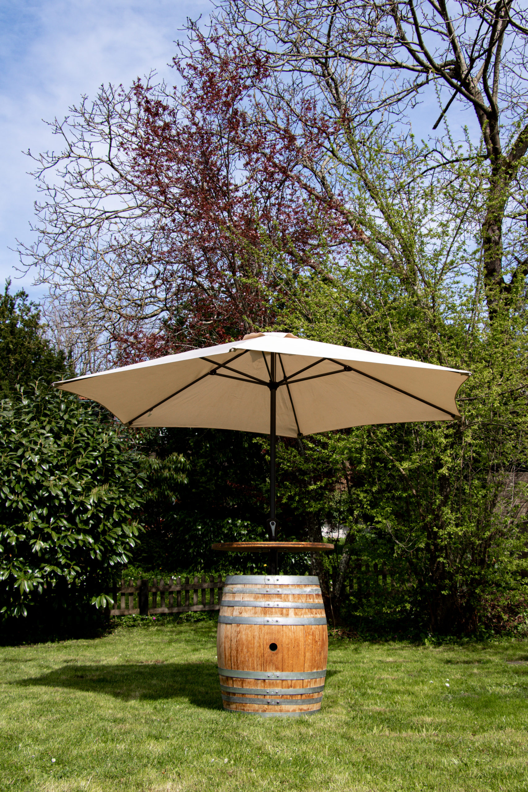 Weinfass Stehtisch mit Sonnenschirm