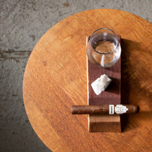 Genussbrett Fassholz Whisky Tumbler Glas und Zigarre