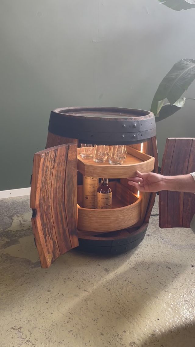 Ein Kundenfass nach Wunsch umgebaut 🪵🛠️ hast du auch ein eigenes Fass? Bring es uns und wir machen dir was schönes draus 🍷🥃

#weinfass #fasswerk #weinfassbar #barfass #barrel #handmade #swissmade #woodworking #custom #woodwork #switzerland 🇨🇭#barrelbar #art #wood #woodworker #wooddesign #weinfassmöbel