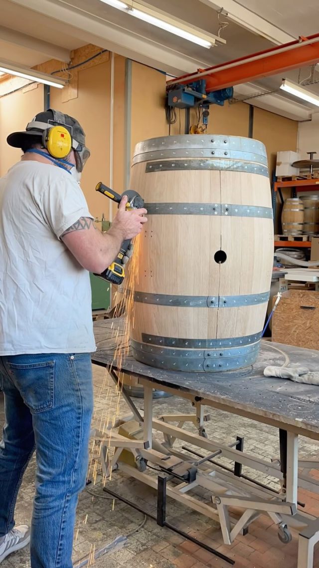 Du wählst die Ausführung - wir bauen sie! 🥃🛠️ 
Jetzt im Baukasten gestalten 🛠️

#weinfass #fasswerk #weinfassbar #barfass #barrel #handmade #swissmade #woodworking #custom #woodwork #switzerland 🇨🇭 #art #woodworker #wooddesign