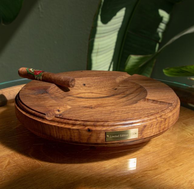 Neu haben wir exklusive Limited Edition Aschenbecher für alle Zigarrenliebhaber 🍂🪵 Entdecke dieses tolle Accessoire in unserem Shop 🤓

Zigarren Aschenbecher aus alten Fassdauben – Limited Edition 🍂

Unsere exklusiven Zigarrenaschenbecher entstehen aus alten Fassdauben des Weinguts Zweifel in der Schweiz. Jedes Stück besticht durch die einzigartige Maserung des gealterten Holzes.
In liebevoller Handarbeit gefertigt, wird jeder Aschenbecher zum Unikat.

Die limitierte Auflage umfasst nur 30 Exemplare – jedes versehen mit einer edlen Messingplakette als Zeichen seiner Einzigartigkeit.
 
100% handmade in Switzerland

#aschenbecher #holz #fasswerk #unikat #limited #limitededition #winebarrel #weinfass #accessories #ashtray #aficionado