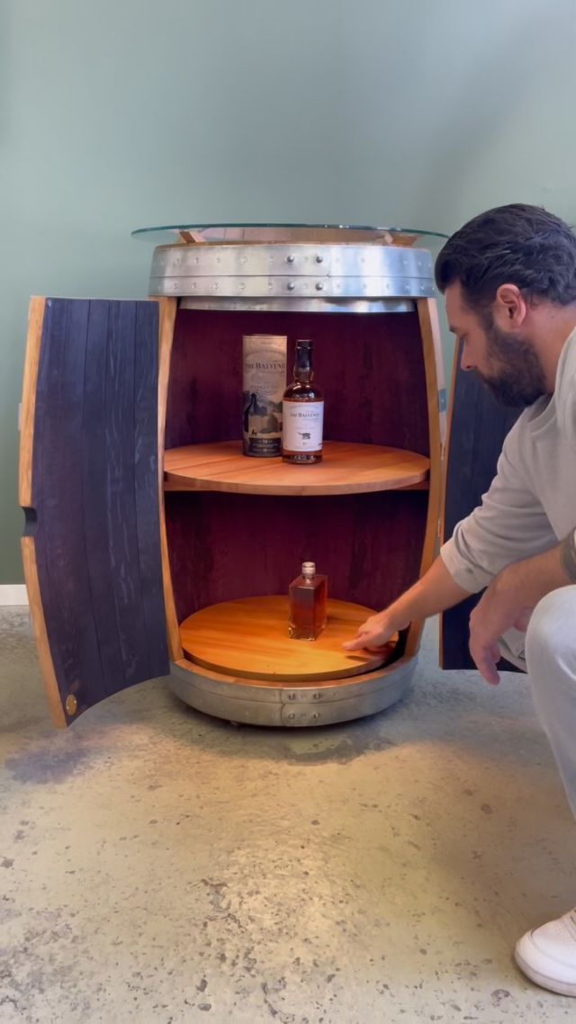 Eine personalisierte Weinfass Bar als Geburtstagsgeschenk 🎁🪵🛠️ mit Drehtablaren, einem Branding und einer Stehtischplatte aus Glas 🥃 

Wir machen Geburtstagswünsche wahr 🤩 wem würdest du so eine Fassbar auf den Geburtstag schenken?

#fasswerk #weinfassbar #weinfassmöbel #weinfass #handmade #switzerland #geburtstag #birthdayvibes #barrel #barrelbar #swissmade #unique