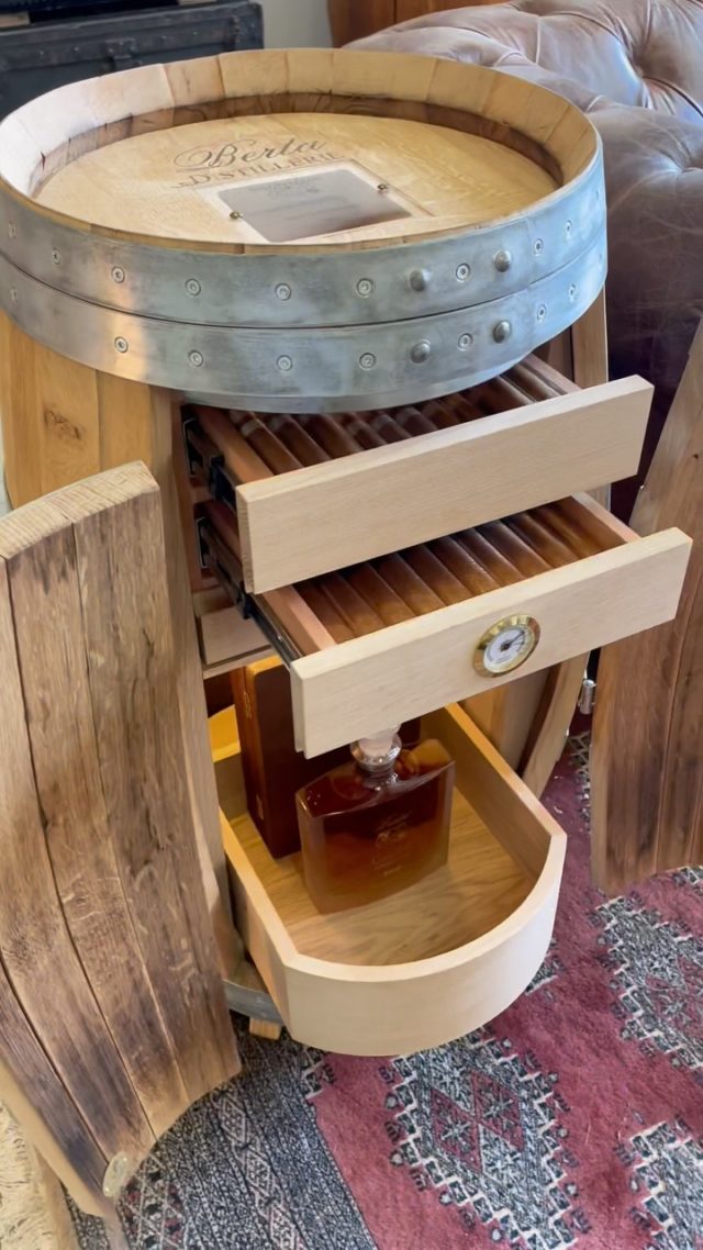 Gibts eure Weinfass Bars auch in klein? Ja! 💪🏻

Dank unseres Partners @glenfahrn konnten wir endlich 10 exklusive 100 L Berta Fässer der renommierten @distillerieberta aus dem Piemont ergattern🤩 

Was wir daraus machen? Das entscheidest du! 🛠️
Komm bei uns vorbei, wähl dein Berta Fass und wir zaubern dir dein exklusives Unikat. 

Wir freuen uns auf deinen Besuch 🤓

#smallbusiness #limitededition #bertadistillery #switzerland #woodwork #handmade #unique #barrel #exclusive #glenfahrn #wood #fasswerk #woodworking #humidor #piemonte