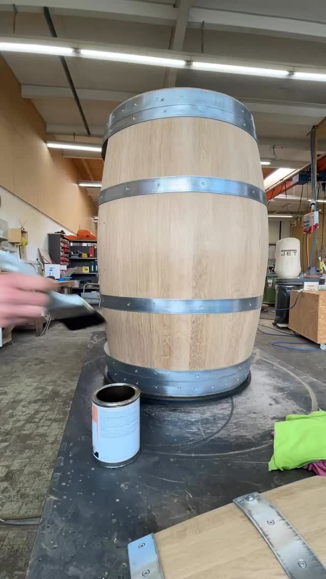 Da wird gebeizt🛠️🪵

#fasswerk #weinfass #weinfassbar #swissmade #handmade #wood #woodworking #custom #fassmöbel #weinfassmöbel #design #barrel #barrelbar #woodwork #art #wine #furniture #furnituredesign