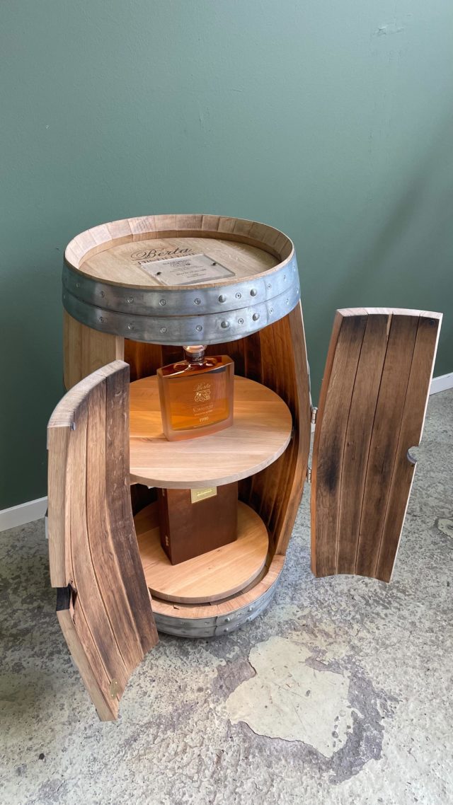 Deine ganz persönliche BERTA Fassbar 🪵🥃 wir haben noch eine geringe Anzahl an exklusiven 100 L Berta Fässern aus dem Piemont 🍇 komm bei uns vorbei und wähl dein Fass! Wir handfertigen dir deine Wunschfass Bar 🛠️

#smallbusiness #limitededition #bertadistillery #switzerland #woodwork #handmade #unique #barrel #exclusive #glenfahrn #wood #fasswerk #woodworking #grappafass #piemonte #barrelbar #artcollection #weinfassmöbel #switzerland