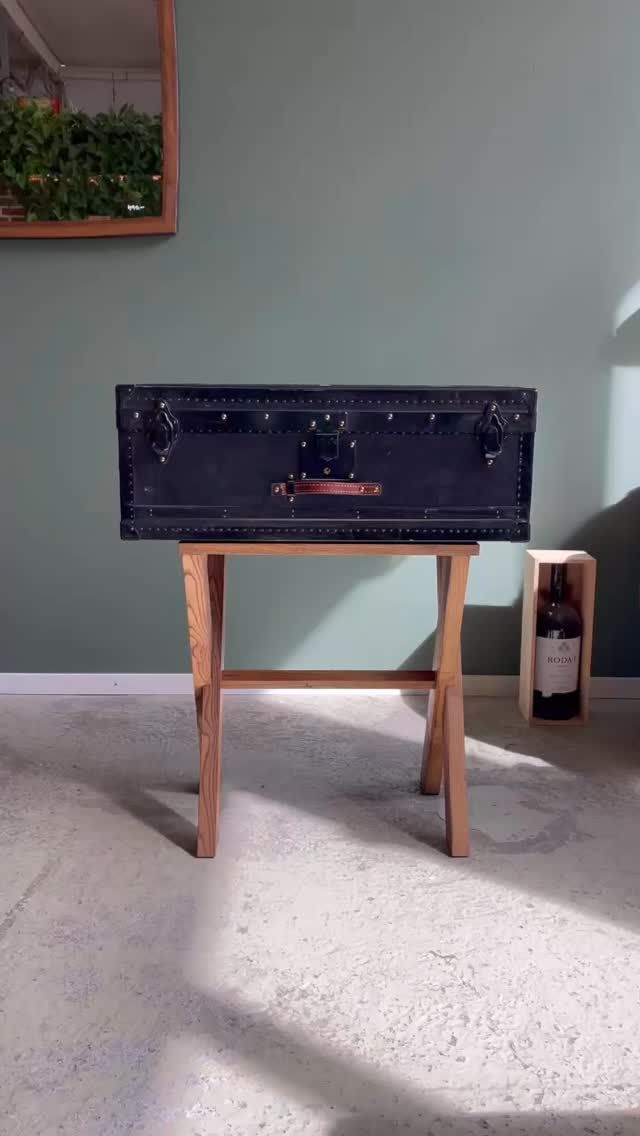 Eine alte Offizierskiste nach Kundenwunsch umgebaut zu einem Humidor 🍂🛠️ vielen Dank für dieses tolle Projekt! 

Hast du auch eine alte Kiste Zuhause und möchtest was schönes daraus haben? Frag uns an und wir kreieren was zusammen 🤓 

#fasswerk #woodwork #woodworking #humidor #schweiz #militär #upcycling #wood #unique #art #switzerland #handmade #custom
